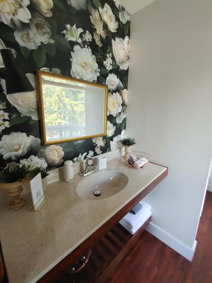 Stonewater Manor B&B Gananoque Exteriör bild